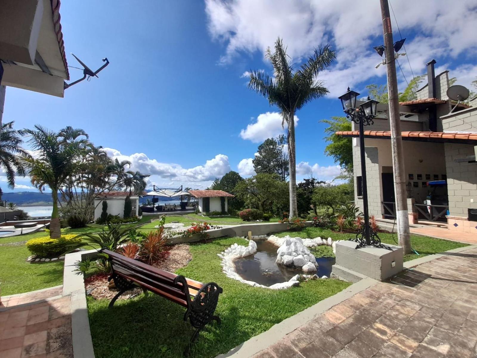 Hotel Maca Lago Калима Екстериор снимка